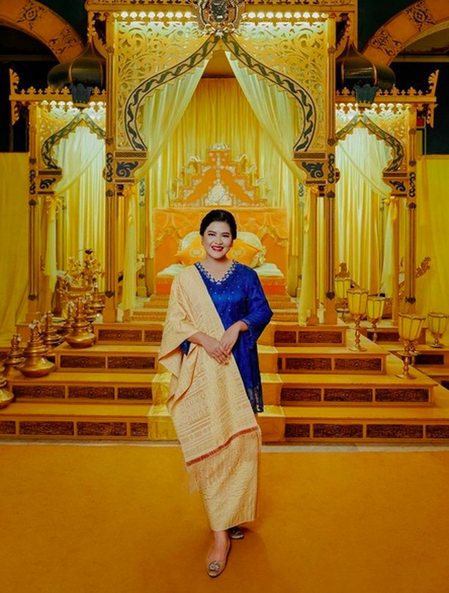 Kebaya biru dengan padanan songket keemasan yang tampak mewah menjadi pilihan ibu dua anak ini untuk momen Hari Jadi Kota Medan ke-431.  (Foto: Instagram/@kahiyangayu)