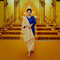 Kebaya biru dengan padanan songket keemasan yang tampak mewah menjadi pilihan ibu dua anak ini untuk momen Hari Jadi Kota Medan ke-431.  (Foto: Instagram/@kahiyangayu)