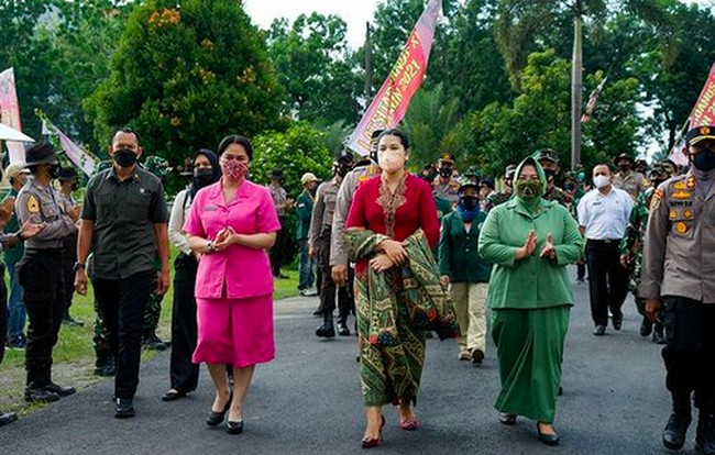 Menghadiri acara pelantikan dirinya sebagai Ibu Asuh Satlat 4/Kijang Latsitarda Nusantara di Gedung Jabal Nur, Asrama Haji Medan, Kahiyang Ayu anggun dalam balutan kebaya nuansa merah-hijau ini. (Foto: Instagram/@kahiyangayu)