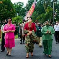 Menghadiri acara pelantikan dirinya sebagai Ibu Asuh Satlat 4/Kijang Latsitarda Nusantara di Gedung Jabal Nur, Asrama Haji Medan, Kahiyang Ayu anggun dalam balutan kebaya nuansa merah-hijau ini. (Foto: Instagram/@kahiyangayu)
