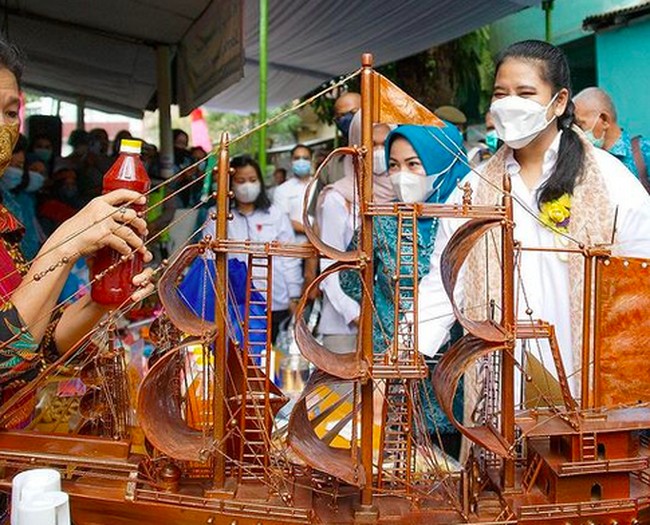 Untuk pilihan yang lebih praktis, Kahiyang Ayu biasanya memadukan kemeja dengan scarf bergaya etnik. (Foto: Instagram/@kahiyangayu)