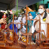 Untuk pilihan yang lebih praktis, Kahiyang Ayu biasanya memadukan kemeja dengan scarf bergaya etnik. (Foto: Instagram/@kahiyangayu)