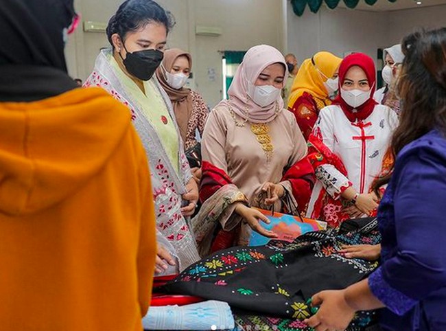 Kebaya kuning dengan selendang keabu-abuan juga pernah menemani gaya Kahiyang Ayu. (Foto: Instagram/@kahiyangayu)