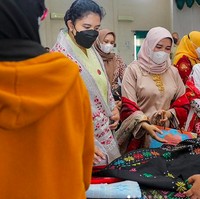Kebaya kuning dengan selendang keabu-abuan juga pernah menemani gaya Kahiyang Ayu. (Foto: Instagram/@kahiyangayu)
