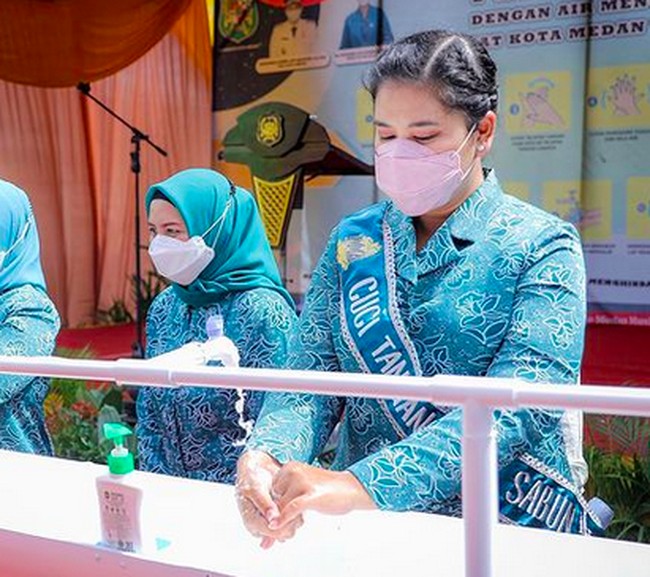 Tentu saja, tidak ketinggalan seragam ibu-ibu PKK yang bermotif batik dalam warna biru tosca.   (Foto: Instagram/@kahiyangayu)