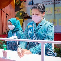 Tentu saja, tidak ketinggalan seragam ibu-ibu PKK yang bermotif batik dalam warna biru tosca.   (Foto: Instagram/@kahiyangayu)