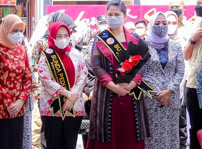 Sejak suaminya, Bobby Nasution, dilantik sebagai wali kota Medan, Kahiyang Ayu memiliki kesibukan baru. Saat melaksanakan tugasnya sebagai ibu wali kota, putri Presiden RI Joko Widodo ini kerap mengandalkan busana-busana formal. Salah satunya dress merah dengan outer bernuansa etnik ini saat memperingati Hari Keluarga Nasional (Harganas) ke XXVIII Tingkat Kota Medan Tahun 2021.  (Foto: Instagram/@kahiyangayu)