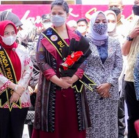 Sejak suaminya, Bobby Nasution, dilantik sebagai wali kota Medan, Kahiyang Ayu memiliki kesibukan baru. Saat melaksanakan tugasnya sebagai ibu wali kota, putri Presiden RI Joko Widodo ini kerap mengandalkan busana-busana formal. Salah satunya dress merah dengan outer bernuansa etnik ini saat memperingati Hari Keluarga Nasional (Harganas) ke XXVIII Tingkat Kota Medan Tahun 2021.  (Foto: Instagram/@kahiyangayu)