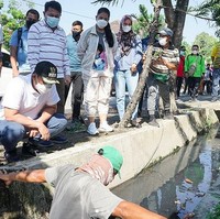 Sesekali, Kahiyang Ayu juga berpenampilan kasual. Seperti saat ia mendampingi Bobby Nasution meninjau pelaksaan kegiatan gotong royong pembersihan selokan di Medan baru-baru ini. (Foto: Instagram/@kahiyangayu)