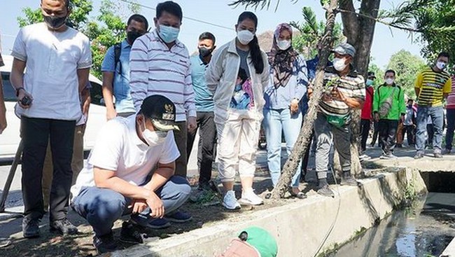 Sesekali, Kahiyang Ayu juga berpenampilan kasual. Seperti saat ia mendampingi Bobby Nasution meninjau pelaksaan kegiatan gotong royong pembersihan selokan di Medan baru-baru ini. (Foto: Instagram/@kahiyangayu)