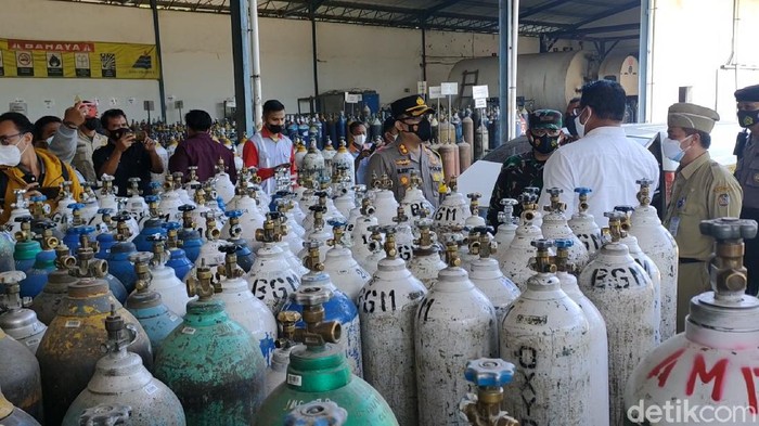 Kapolres dan Dandim Karanganyar mengecek produksi gas di PT Samator, Jaten, Karanganyar, Senin (5/7/2021).