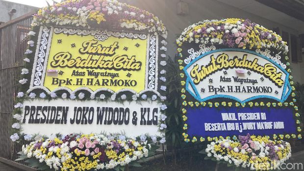Karangan Bunga Dukacita di rumah duka Harmoko