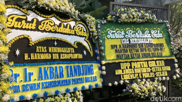 Karangan Bunga Dukacita di rumah duka Harmoko