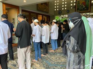 Keluarga Gelar Salat Gaib untuk Harmoko di Rumah Duka