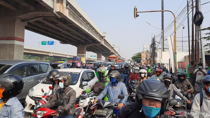 Kemacetan akibat penyekatan PPKM Darurat di Kalimalang