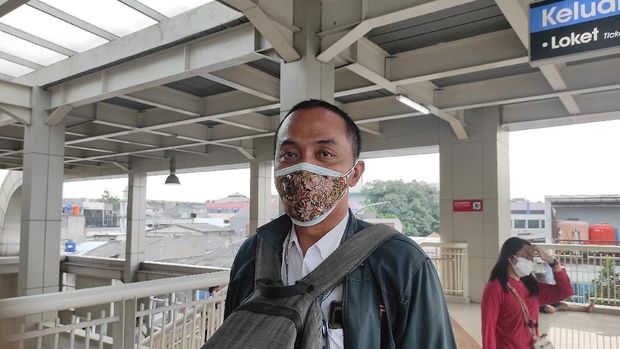 Satya, salah seorang pekerja pengguna KRL.