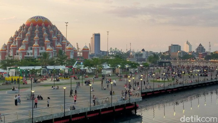 Wali Kota Makassar, Moh Ramadhan Danny Pomanto mengancam menutup tempat wisata Lego-Lego. Penutupan itu akan dilakukan, jika kasus COVID-19 terus meningkat.