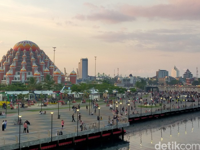 Wali Kota Makassar, Moh Ramadhan Danny Pomanto mengancam menutup tempat wisata Lego-Lego. Penutupan itu akan dilakukan, jika kasus COVID-19 terus meningkat.
