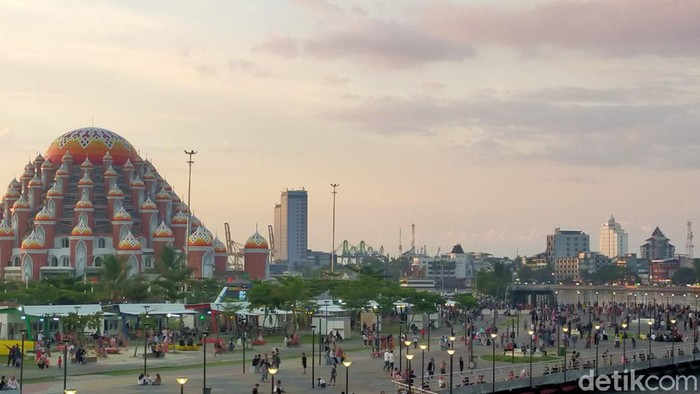 Wali Kota Makassar, Moh Ramadhan Danny Pomanto mengancam menutup tempat wisata Lego-Lego. Penutupan itu akan dilakukan, jika kasus COVID-19 terus meningkat.