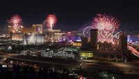 Kembang api menghiasi langit las vegas saat perayaan kemerdekaan Amerika Serikat. AP Photo/John Locher