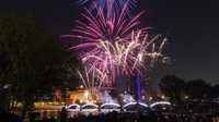 Pertunjukan kembang api terlihat dari Ah-Nab-Awen Park di Grand Rapids, Michigan. Joel Bissell/MLive.com/Kalamazoo Gazette via AP