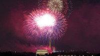 Kembang api meledak di atas Lincoln Memorial, Monumen Washington dan US Capitol, di National Mall. AP Photo/Jose Luis Magana