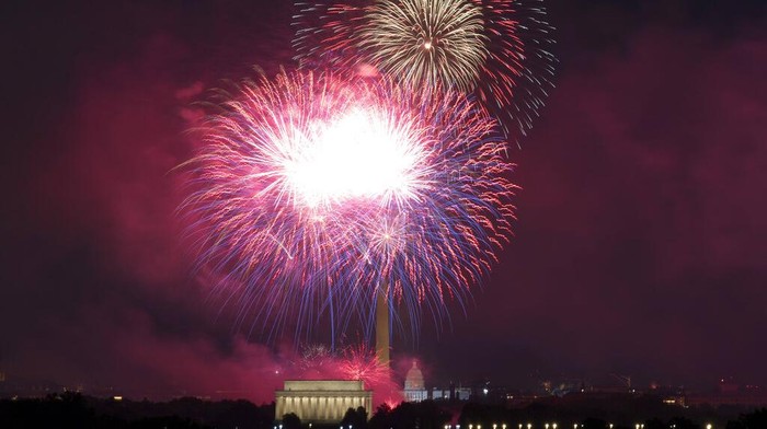Amerika Serikat merayakan hari kemerdekaan pada 4 Juni 2021 dengan pesta kembang api. Yuks lihat bagaimana meriahnya pesta kembang apinya.