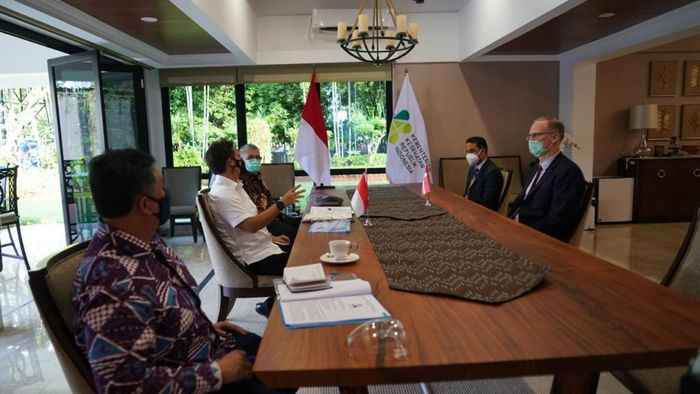 Menkes Menteri Kesehatan RI, Budi Gunadi Sadikin bersama Menteri Kesehatan Denmark, Magnus Heunicke, menandatangani MoU bidang Kesehatan secaravirtual, Jumat (25/6).