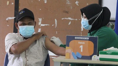 Momen Vaksinasi Ratusan Pelaku UMKM di Jakarta