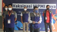 Wakil Gubernur DKI Jakarta Ahmad Riza Patria (kanan) dan Ketua Umum Badan Pengurus Daerah (BPD) Himpunan Pengusaha Muda Indonesia Jakarta (HIPMI Jaya) Sona Maesana (kiri) saat menghadiri vaksinasi HIPMI JAYA di SMP dan SMA Labschool Kebayoran, Jakarta Selatan.