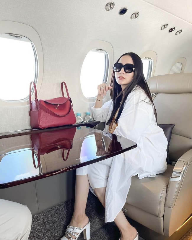 Momo terlihat tampil modis mengenakan dalaman berwarna kuning, outer dan celana panjang berwarna putih. Dia kemudian melengkapi penampilannya itu dengan kaca mata hitam dan tas berwarna merah. Foto: Instagram/@therealmomogeisha