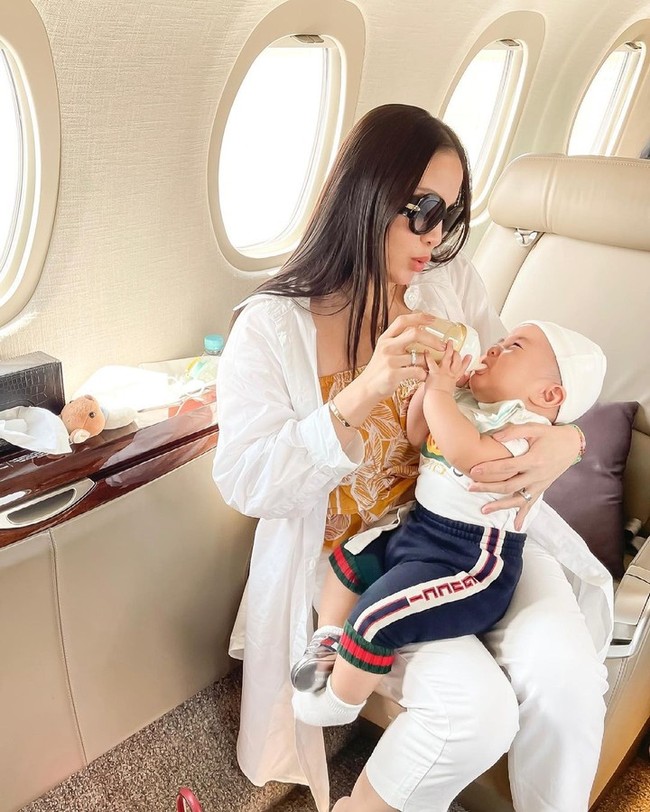 Dalam keterangan unggahannya itu Momo mengatakan bahwa itu adalah penerbangan pertamanya selama pandemi Corona saat ini. Unggahan Momo pun langsung banyak dikomentari netizen. Foto: Instagram/@therealmomogeisha