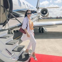 Beberapa waktu lalu mantan personil grup band Geisha, Momo, tampak mengunggah foto-foto liburan mewahnya bersama keluarga. Dalam foto-foto tersebut terlihat Momo dan kedua anaknya yang sedang berpose di dalam jet pribadi. Foto: Instagram/@therealmomogeisha