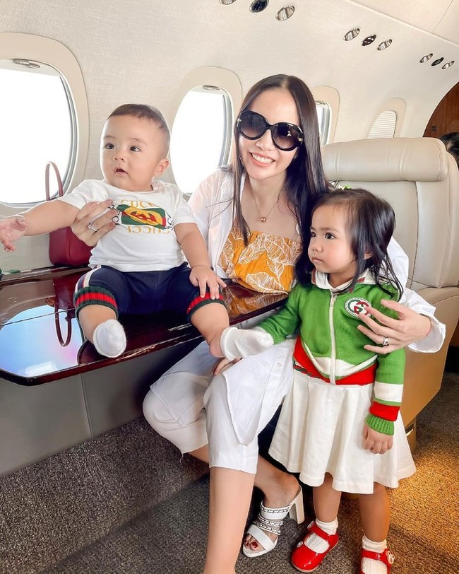 Dalam keterangan lain di salah satu unggahannya juga menyebutkan bahwa Momo dan keluarganya itu naik jet pribadi untuk berlibur ke Bali. Touched down Bali. Yes, Vlog pertama sudah di up di youtube. Ikutin keseruan kita pertama kali bawa 2 baby liburan, seperti terlihat di slide 3, tulisnya di Instagram. Foto: Instagram/@therealmomogeisha