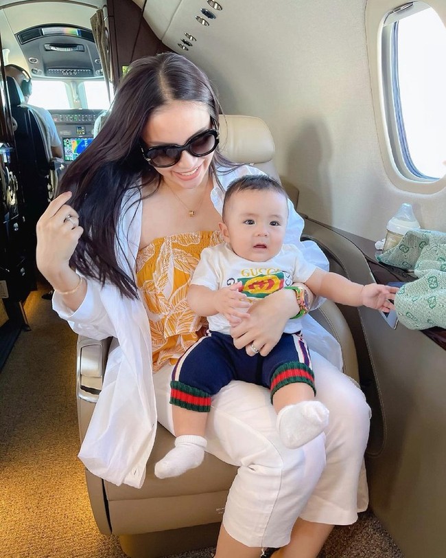 PPKM tidak masalah untuk Sultan, komentar salah seorang netizen. Di malang mulai hari ini ppkm kok bisa jln2 mbk momo, tambah netizen lain. Foto: Instagram/@therealmomogeisha