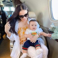 PPKM tidak masalah untuk Sultan, komentar salah seorang netizen. Di malang mulai hari ini ppkm kok bisa jln2 mbk momo, tambah netizen lain. Foto: Instagram/@therealmomogeisha