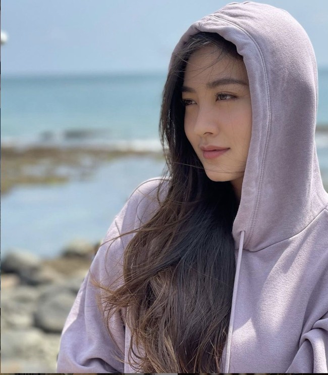 Natasha Wilona kini jadi atensi karena sebuah unggahan yang menyebut seorang artis berinisial N tetap kerja saat positif COVID-19. Meski netizen yang membuat unggahan tersebut tak menyebut nama Natasha namun netizen menduga artis tersebut adalah mantan kekasih Stefan William tersebut. Foto: Dok. Instagram @natashawilona12