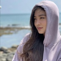 Natasha Wilona kini jadi atensi karena sebuah unggahan yang menyebut seorang artis berinisial N tetap kerja saat positif COVID-19. Meski netizen yang membuat unggahan tersebut tak menyebut nama Natasha namun netizen menduga artis tersebut adalah mantan kekasih Stefan William tersebut. Foto: Dok. Instagram @natashawilona12