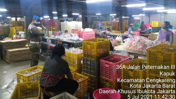 Pabrik plastik di Cengkareng, Jakbar disegel 3x24 jam karena langgar PPKM darurat