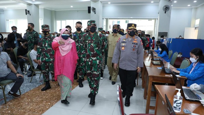 Panglima TNI Marsekal Hadi Tjahjanto dan Kapolri Jenderal Listyo Sigit Prabowo terus memantau vaksinasi massal COVID-19 yang kini dimasifkan. Keduanya berkeliling ke lokasi vaksinasi massal mulai dari kampus hingga mal hari ini (Dok istimewa)