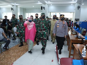 Panglima TNI-Kapolri Pantau Vaksinasi di Kampus hingga Mal di Jakarta