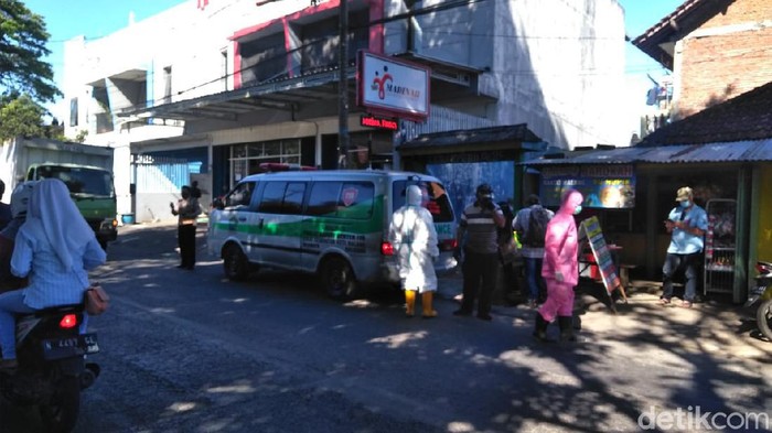 Petugas pemakaman pasien COVID-19 di Kota Malang bertumbangan. Karena, angka kematian dalam kasus COVID-19 di Kota Malang terus naik.