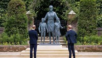 Semasa hidupnya, Diana dikenal aktif melakukan kegiatan sosial dan dekat dengan anak-anak. Karena itulah, patung dirinya bersama anak-anak dibangun di Istana Kensington. Foto: Instagram @dukeandduchessofcambridge