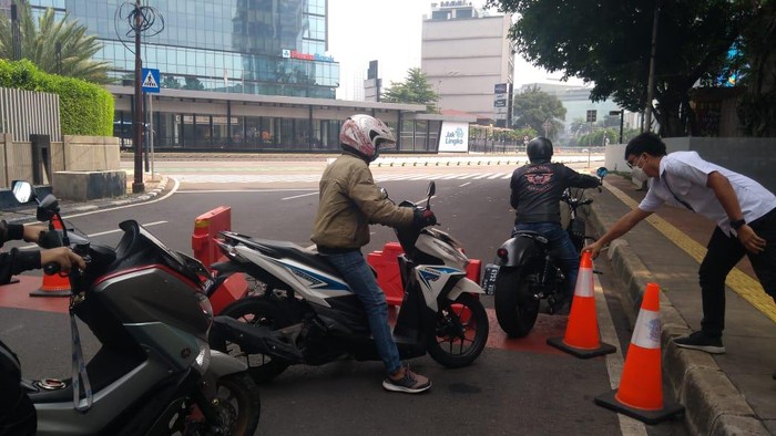 Pengendara menerobos barier di titik penyekatan di Jl Blora, Jakpus