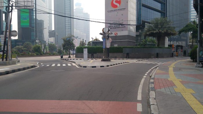 Pengendara menerobos barier di titik penyekatan di Jl Blora, Jakpus