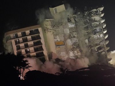 Struktur Rusak, Kondominium Terpaksa Diruntuhkan di Florida