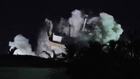 Tim pembongkaran merobohkan sisa bangunan kondominium Champlain Towers South yang tidak stabil, Minggu malam, 4 Juli 2021, di Surfside, Florida.