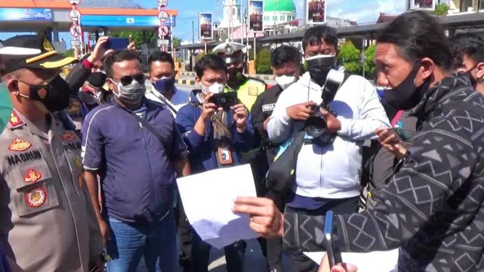 penumpang di pelabuhan ketapang protes saat ppkm darurat banyuwangi