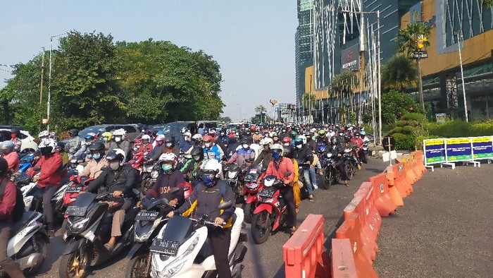 penyekatan di bundaran waru saat ppkm darurat surabaya