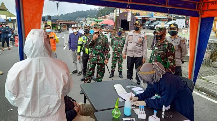 Ada 73 kendaraan roda empat dan roda dua yang terjaring penyekatan PPKM Darurat di perbatasan Jatim-Jateng, Cemoro Sewu Magetan. Dari 29 pengendara yang swab antigen, dua di antaranya positif.